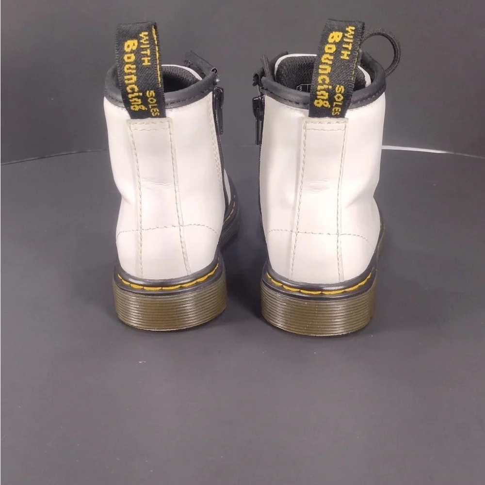 Dr. Martens White Leather Boots size 9 kids pre
Owned Exellent condition - Picture 5 of 7